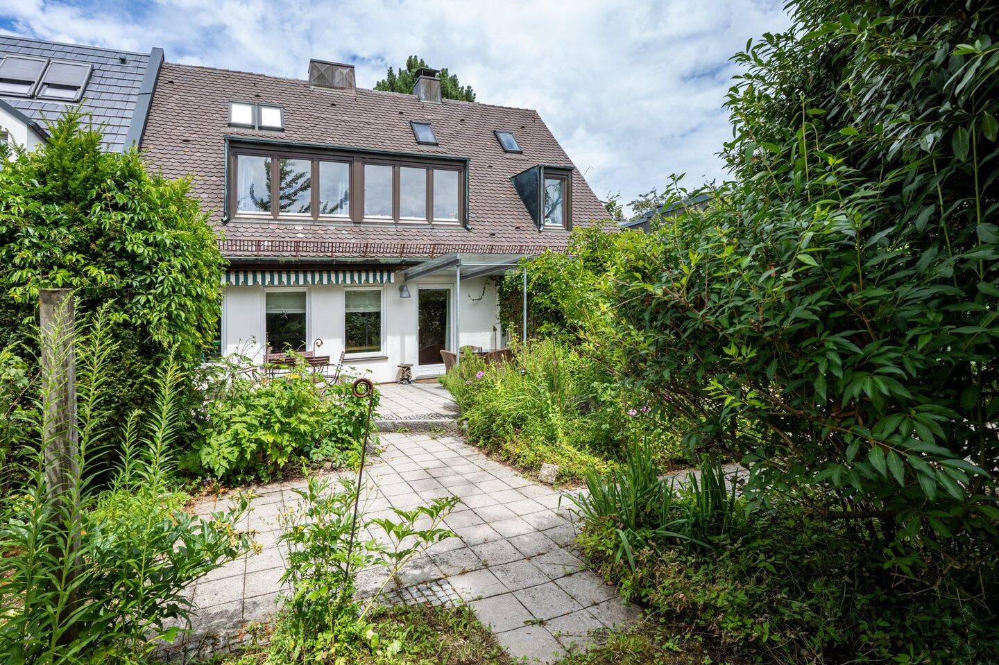 AIGNER – Ruhig, urban, familienfreundlich: Großzügige Doppelhaushälfte in Denning, 81927 München (Bogenhausen)