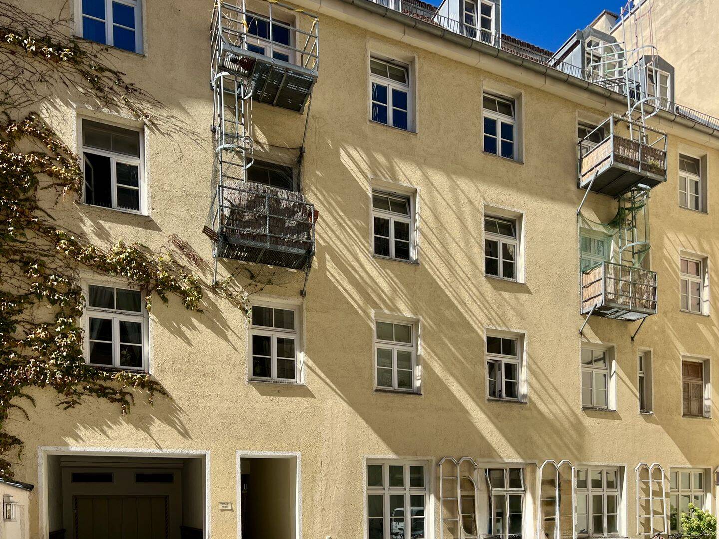 Rückzugsort – Herrlich ruhige und sonnige Altbauwohnung zurückversetzt im Rückgebäude, 81675 München (Au-Haidhausen Bogenhausen)