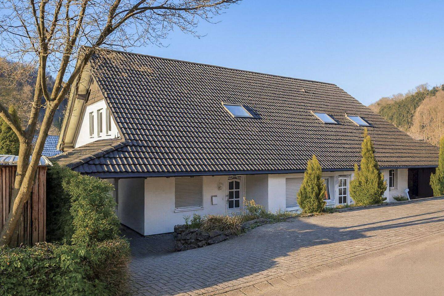 Energieeffizienz A+ – Moderne Doppelhaushälfte mit 3 Wohnungen in Niedersorpe, 57392 Schmallenberg