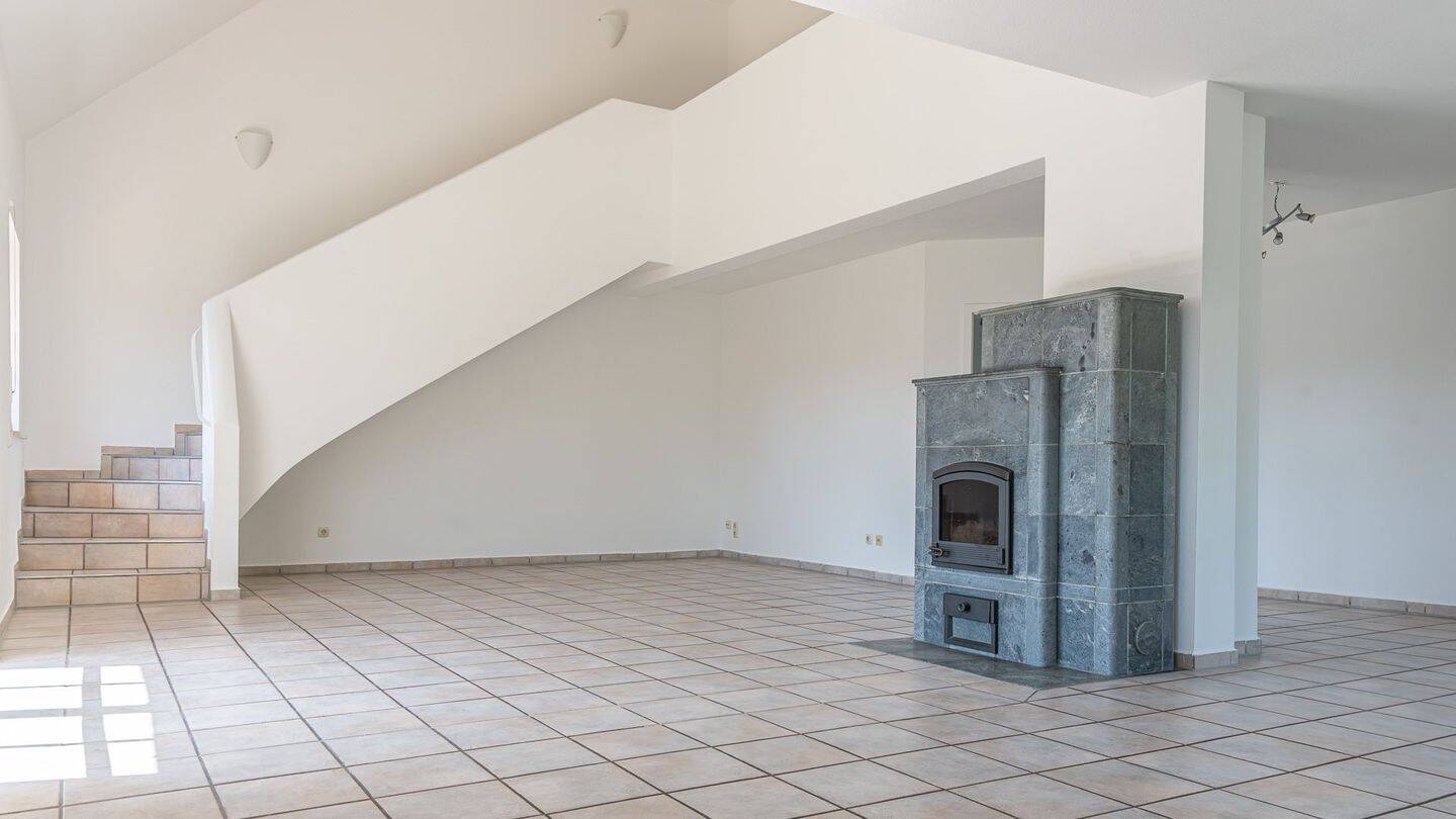 Große Doppelhaushälfte mit 6 Zimmern, EBK, Galerie, Kachelofen, Doppelgarage in Furth, Lkr. Landshut, 84095 Furth