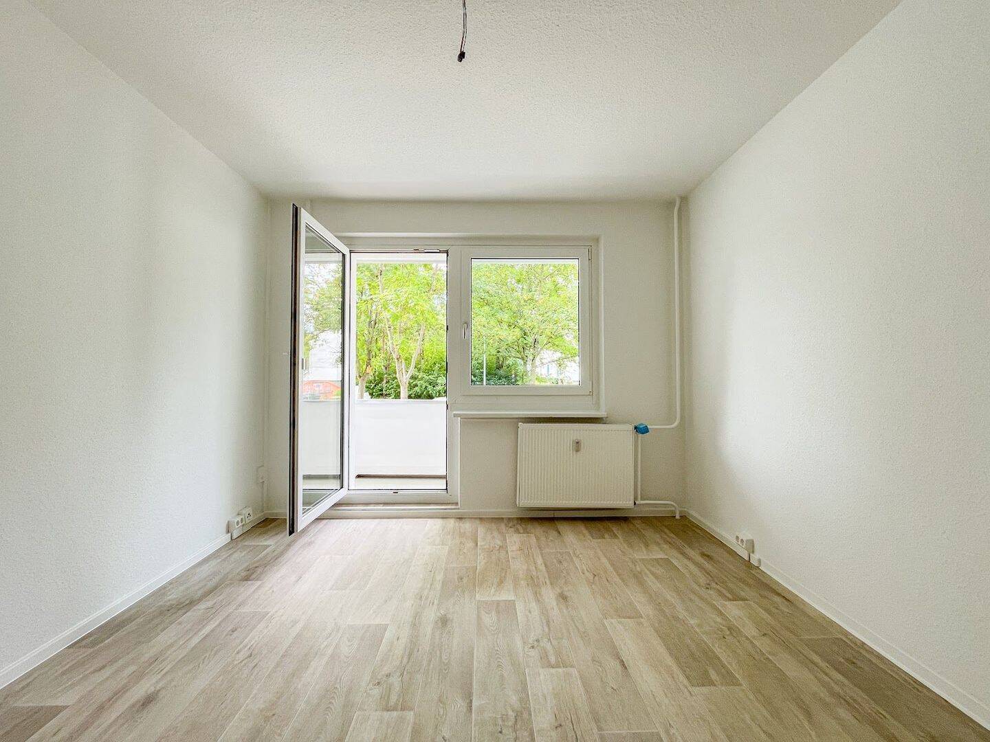 Jetzt 2 Warmmieten sparen*: Altersgerechtes Wohnen: Frisch renovierte Erdgeschoss-Wohnung mit Balkon, 9119 Chemnitz (Helbersdorf Kapellenberg Kappel Zentrum)