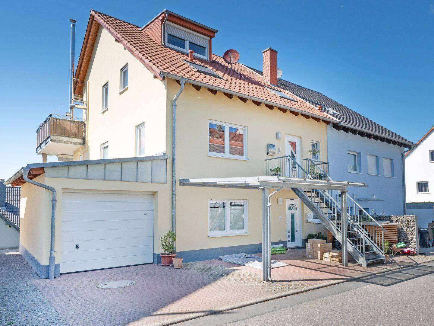 Hausgefühl auf drei Ebenen – Exklusiv Wohnen mit Garten, Dachterrasse und Panoramablick in Mauer, 69256 Mauer