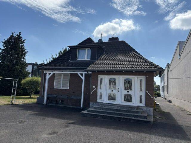 Freistehendes Einfamilienhaus mit drei Garagen, 51149 Köln (Porz Eil Ensen Gremberghoven Westhoven)