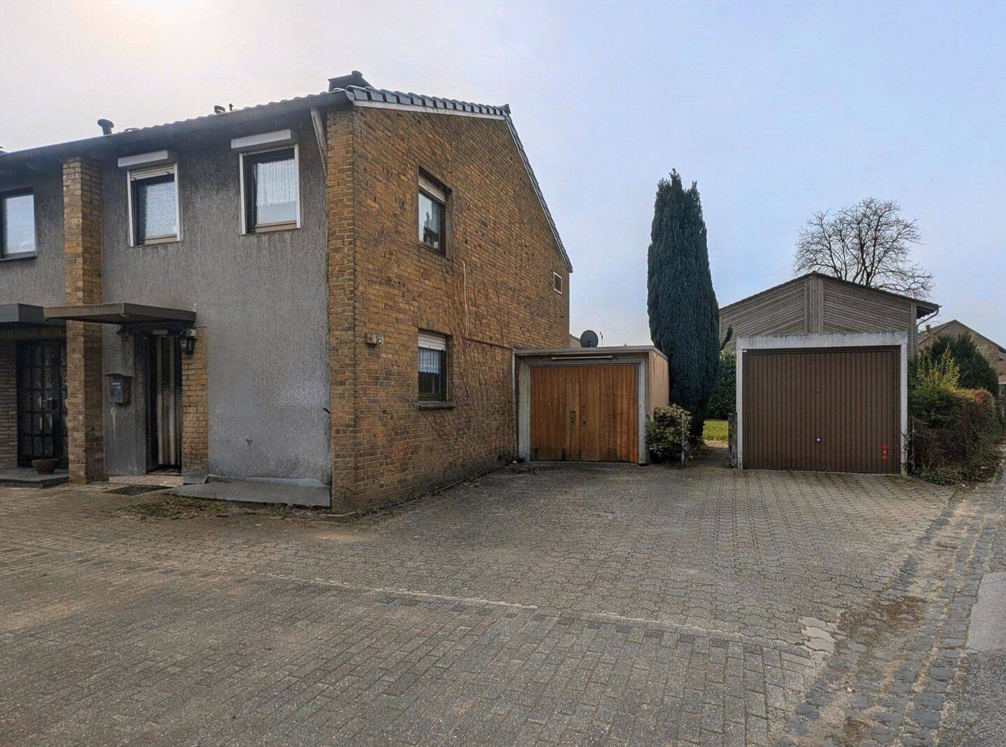 Reihenendhaus mit 2 Garagen und 434 m² Grundstück in Südlage, 47441 Moers