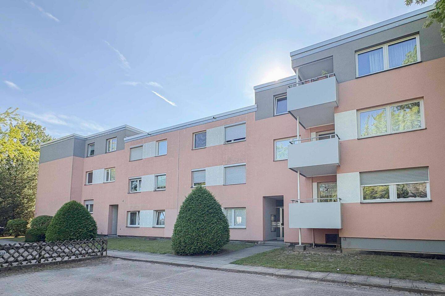 Bezugsfrei ! Helle 2 Zimmerwohnung mit Balkon, Einbauküche und eigenem Stellplatz – Erbbaurecht, 12309 Berlin (Tempelhof-Schöneberg Lichtenrade)