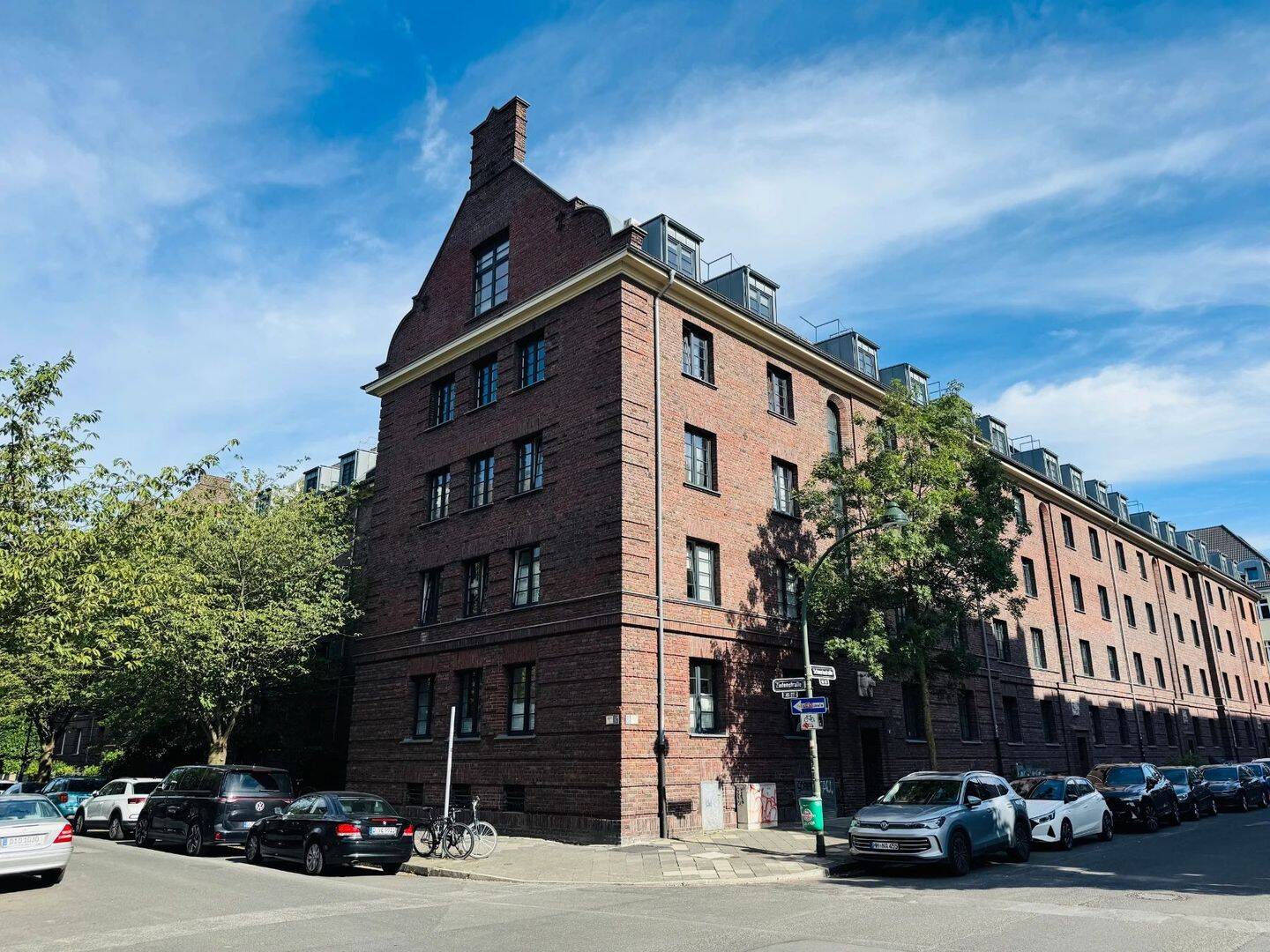 MODERNE TRIFFT ALTBAU-CHARME! _ 4 RÄUME, 2 BÄDER, EINBAUKÜCHE U. DACHTERRASSE IM HERZEN DÜSSELDORFS!, 40476 Düsseldorf (Derendorf Golzheim Pempelfort)