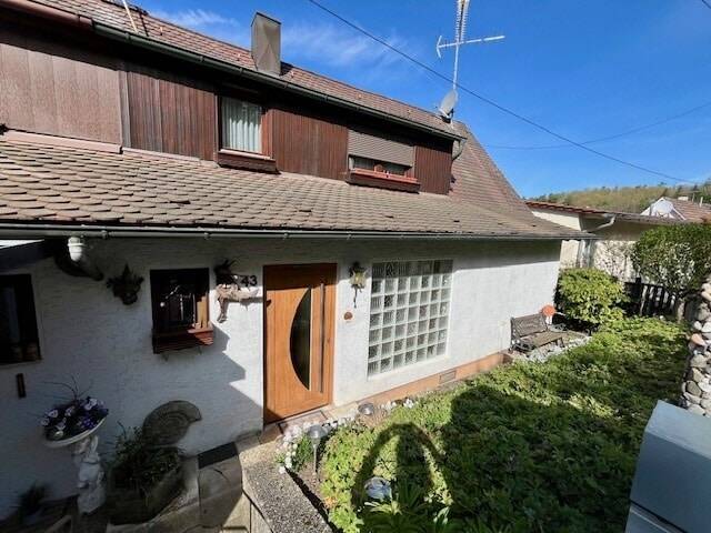 Doppelhaushälfte mit Einliegerwohnung und Doppelgarage, 71144 Steinenbronn