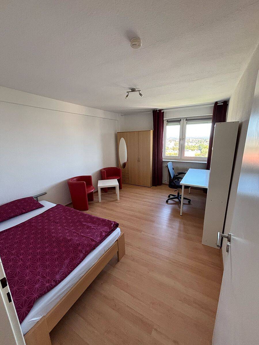 Sehr schönes, möbliertes WG-Zimmer in weiblicher und männlicher 3er-Studenten-WG, Erlangen, 91058 Erlangen (Bruck Eltersdorf Erlangen-Süd Sebaldussiedlung Tennenlohe)