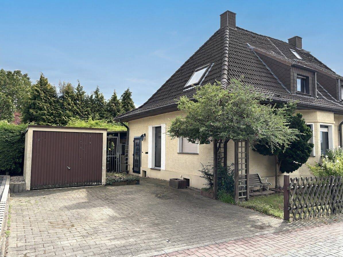 Renovierungsbedürftige Doppelhaushälfte mit 6 Zimmern und Garage in Hamm-Heessen, 59073 Hamm (Bockum-Hövel Hamm-Norden Heessen)