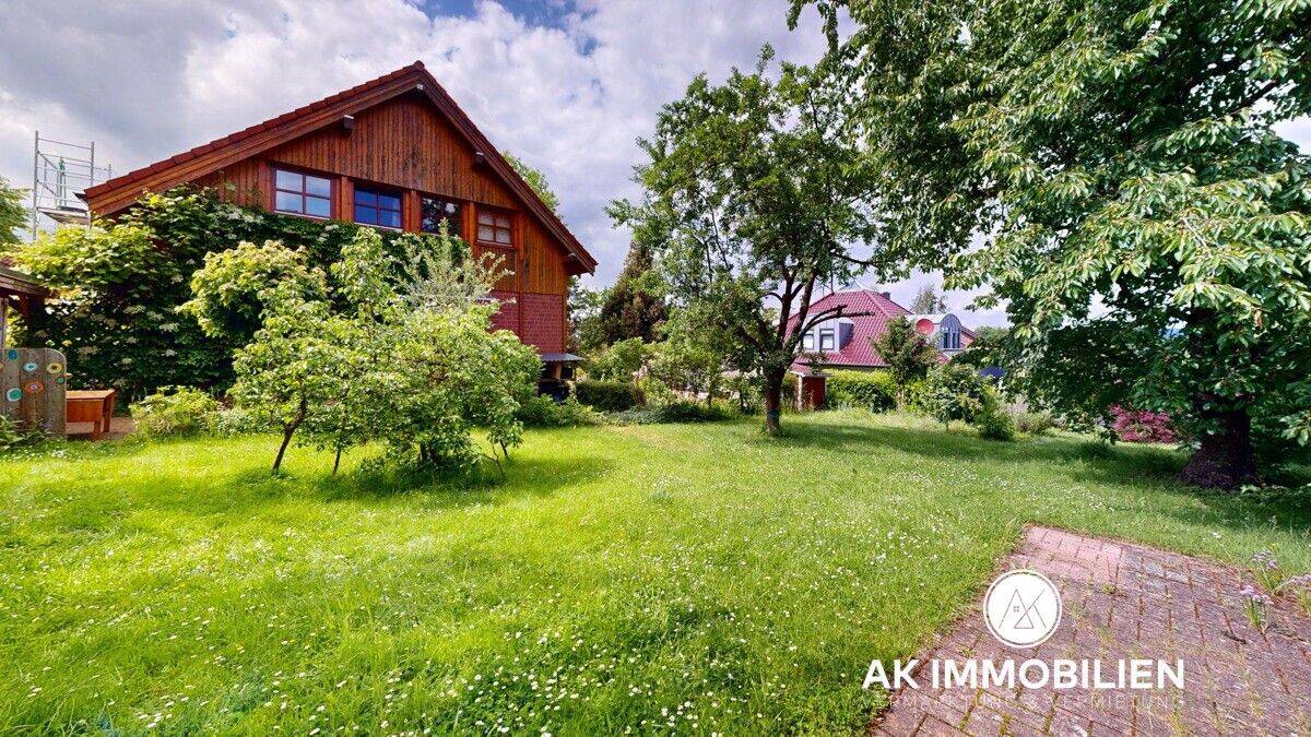 Massiv erbautes Einfamilienhaus mit 879 m² Grundstück in Hameln-Weidehohl, 31787 Hameln