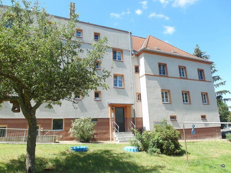 Hübsche 2-Zimmer-Wohnung im 1.OG mit geräumiger Essküche, Laminatboden und Badewanne, 4720 Döbeln