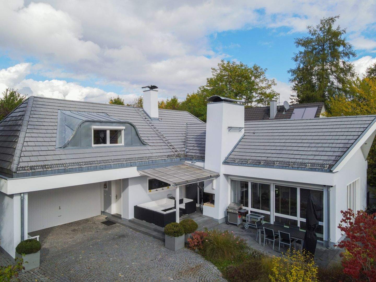 ***Exklusive Villa, idyllische Lage direkt am Waldrand von Waldtrudering***prominenter Vorbesitz***, 81827 München (Ramersdorf-Perlach Trudering-Riem)