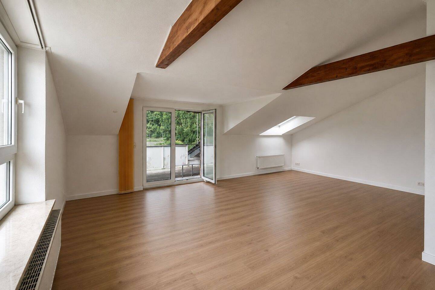 Loftartige 2-Zimmer-Dachgeschosswohnung mit Wohnküche, Balkon & Blick ins Grüne – renoviert 2026, 41068 Mönchengladbach