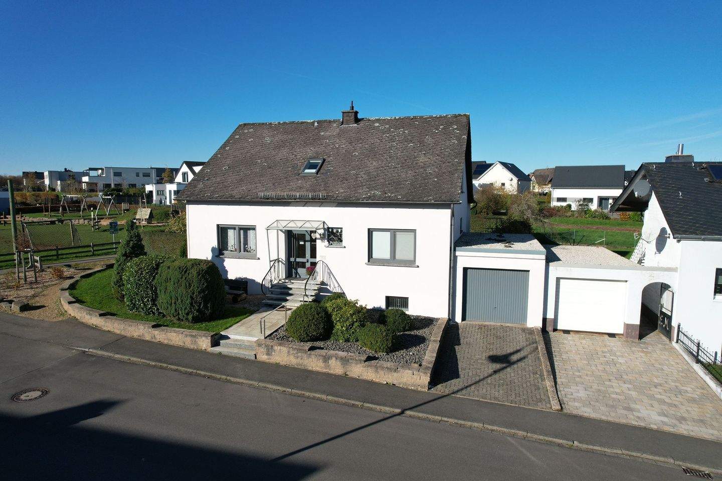 Gepflegtes Ein- oder Zweifamilienhaus in bevorzugter Wohnlage in Arzfeld., 54687 Arzfeld