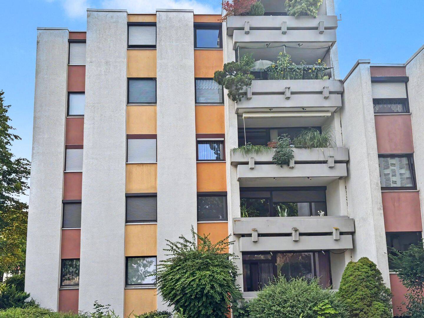 Familienglück auf ca. 106 m²: Barrierearme 4-Zimmer-Wohnung mit Loggia und Tiefgaragen-Stellplatz, 90431 Nürnberg