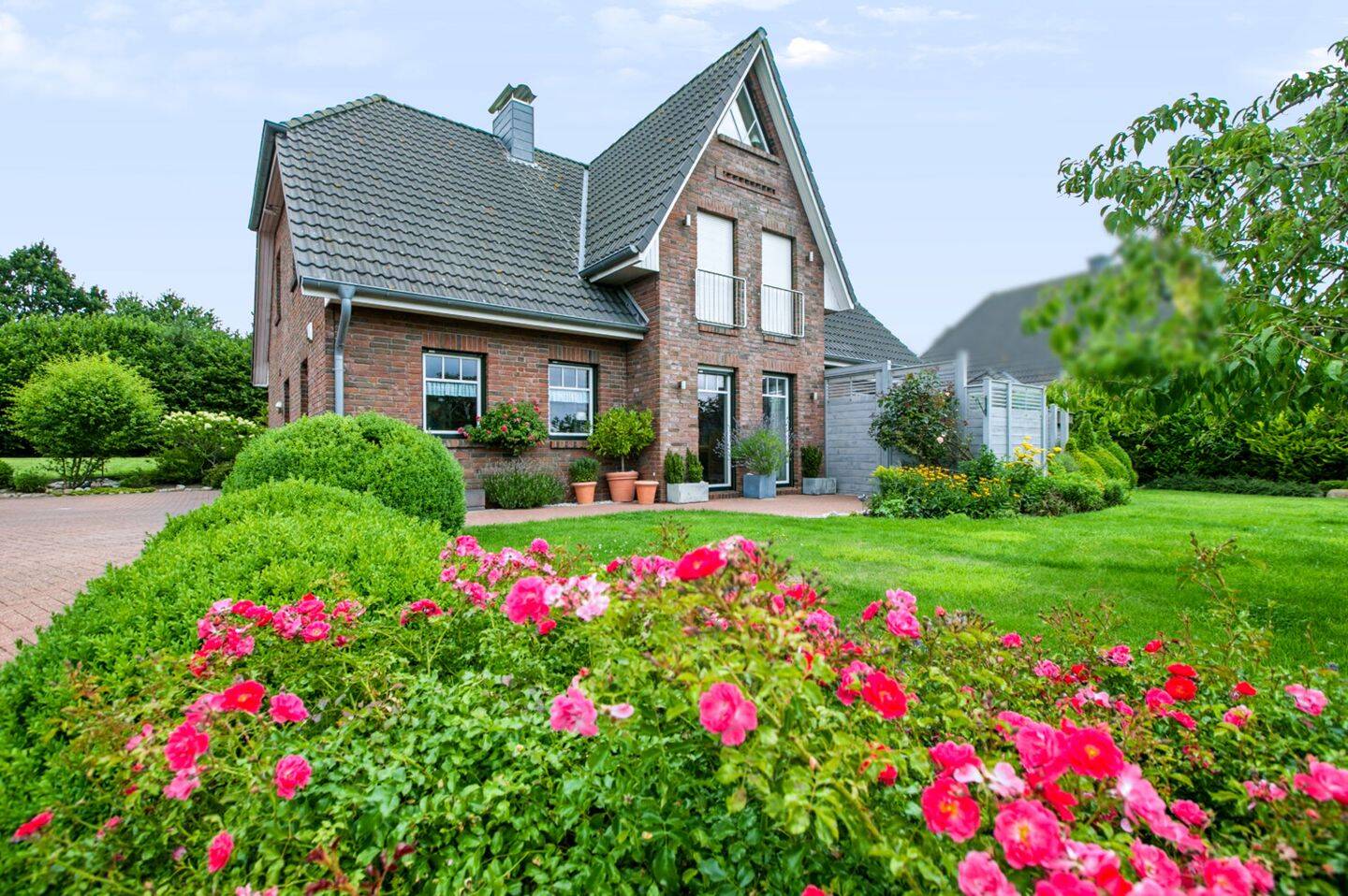 Einfamilienhaus mit Einliegerwohnung, Doppelgarage und blühendem Garten nahe der Ostsee, 24369 Waabs