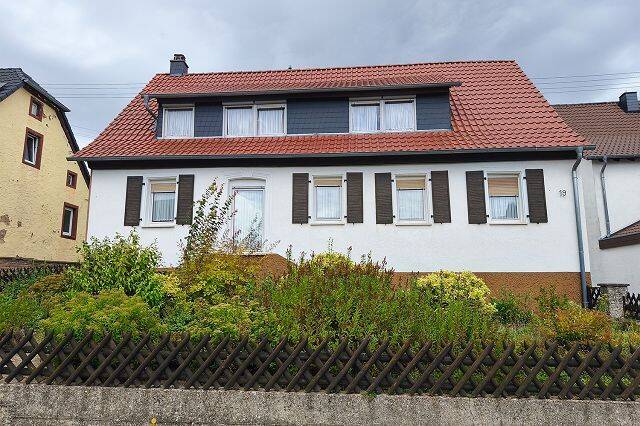Gepflegtes Einfamilienhaus mit Garten und Garage, 67753 Einöllen