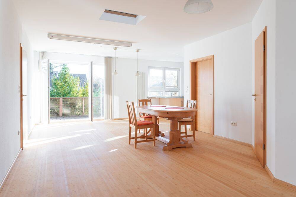 Hannover: Fast wie ein Haus-Energieeffiziente Maisonettewohnung mit Atelier, großem Balkon & Garage.