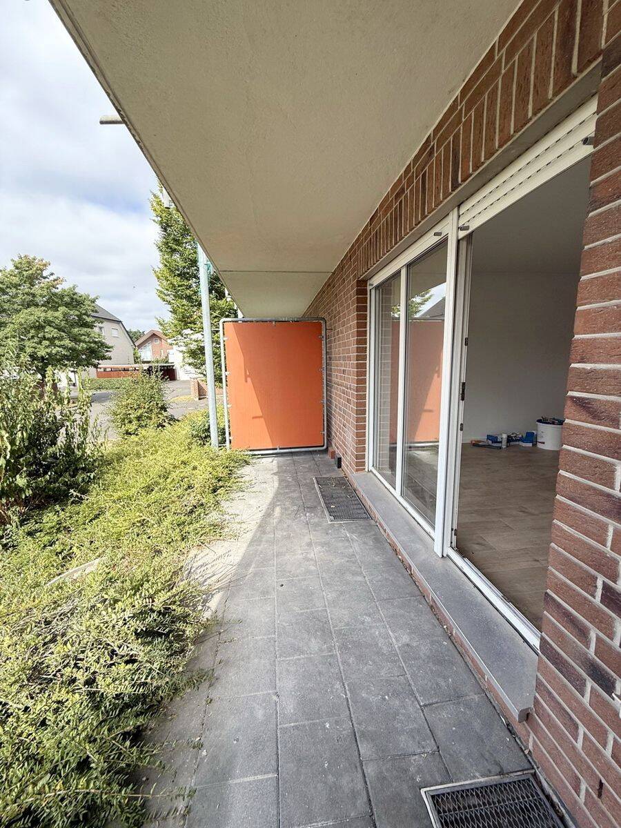 Helle und geräumige 1-Zimmer-Single-Wohnung, im Erdgeschoss mit Küchenzeile, Balkon und Stellplatz, 33102 Paderborn