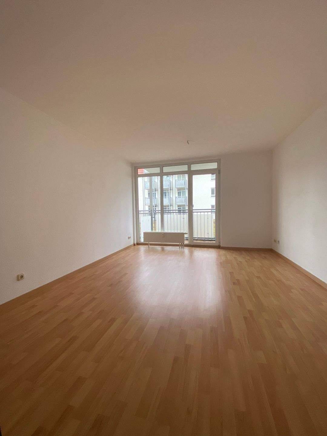 Balkon, Tiefgaragenstellplatz, Aufzug und frisch renoviert