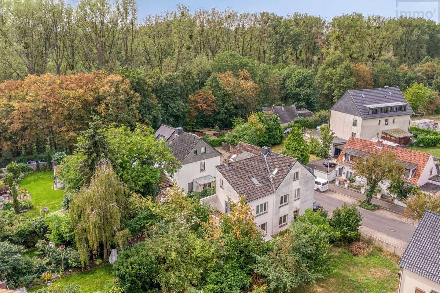 8 Zimmer & 3 Bäder – Vielseitiges Haus mit Dachterrasse in Urdenbach