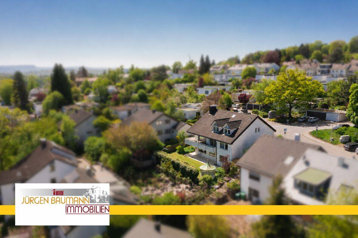 Freistehendes Einfamilienhaus mit Einliegerwohnung und Doppelgarage in Tübingen, 72076 Tübingen
