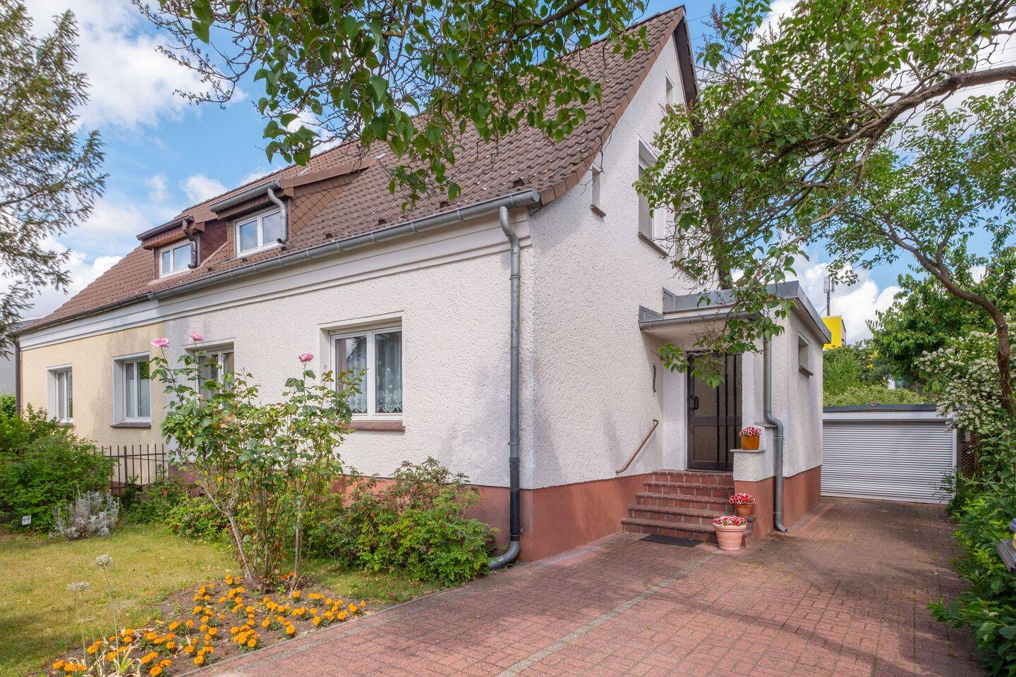 Idyllische Doppelhaushälfte mit großem Garten und Pool – 13053 Berlin – Bild 1 von 1