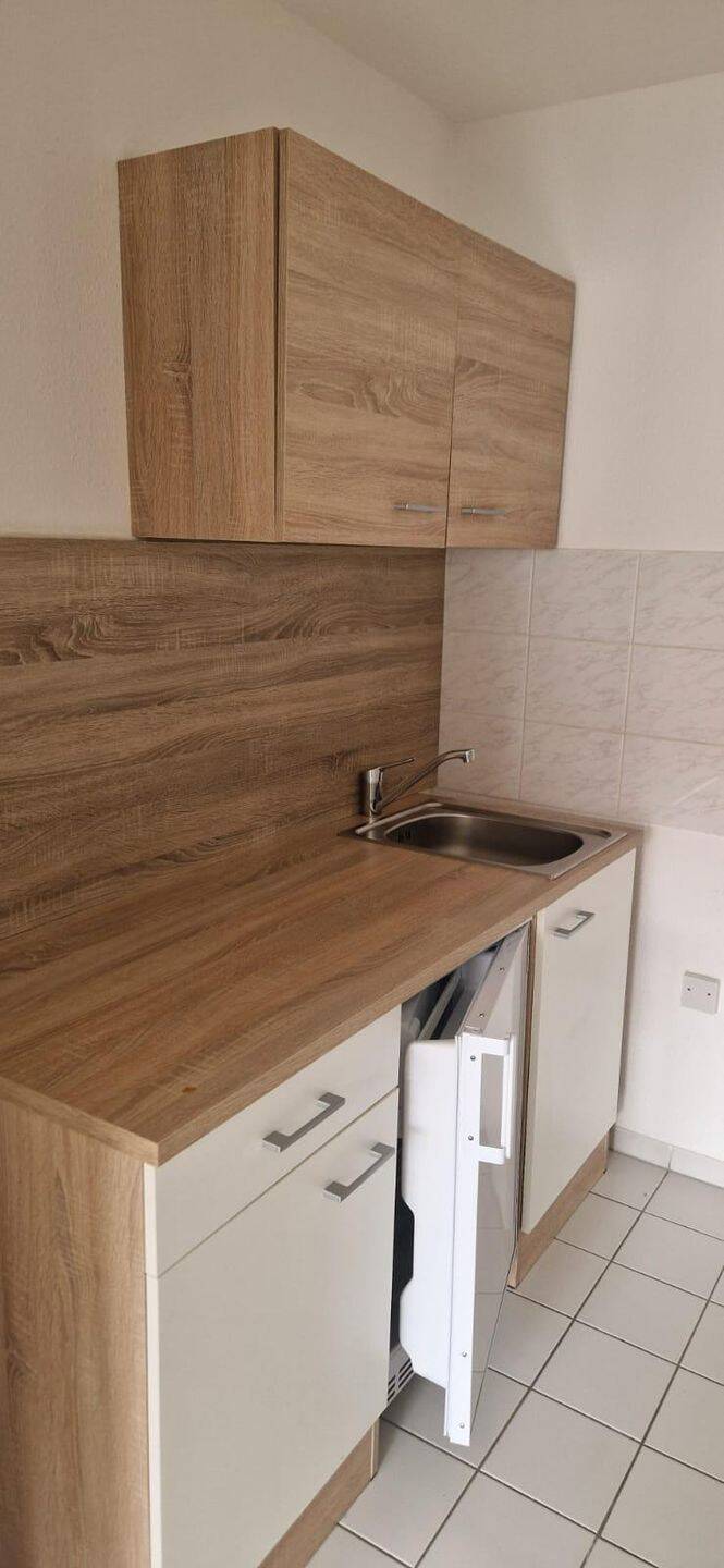 Gemütliche 1-Raum-Wohnung mit Balkon und Tiefgaragenstellplatz in Niederlungwitz, 8371 Glauchau