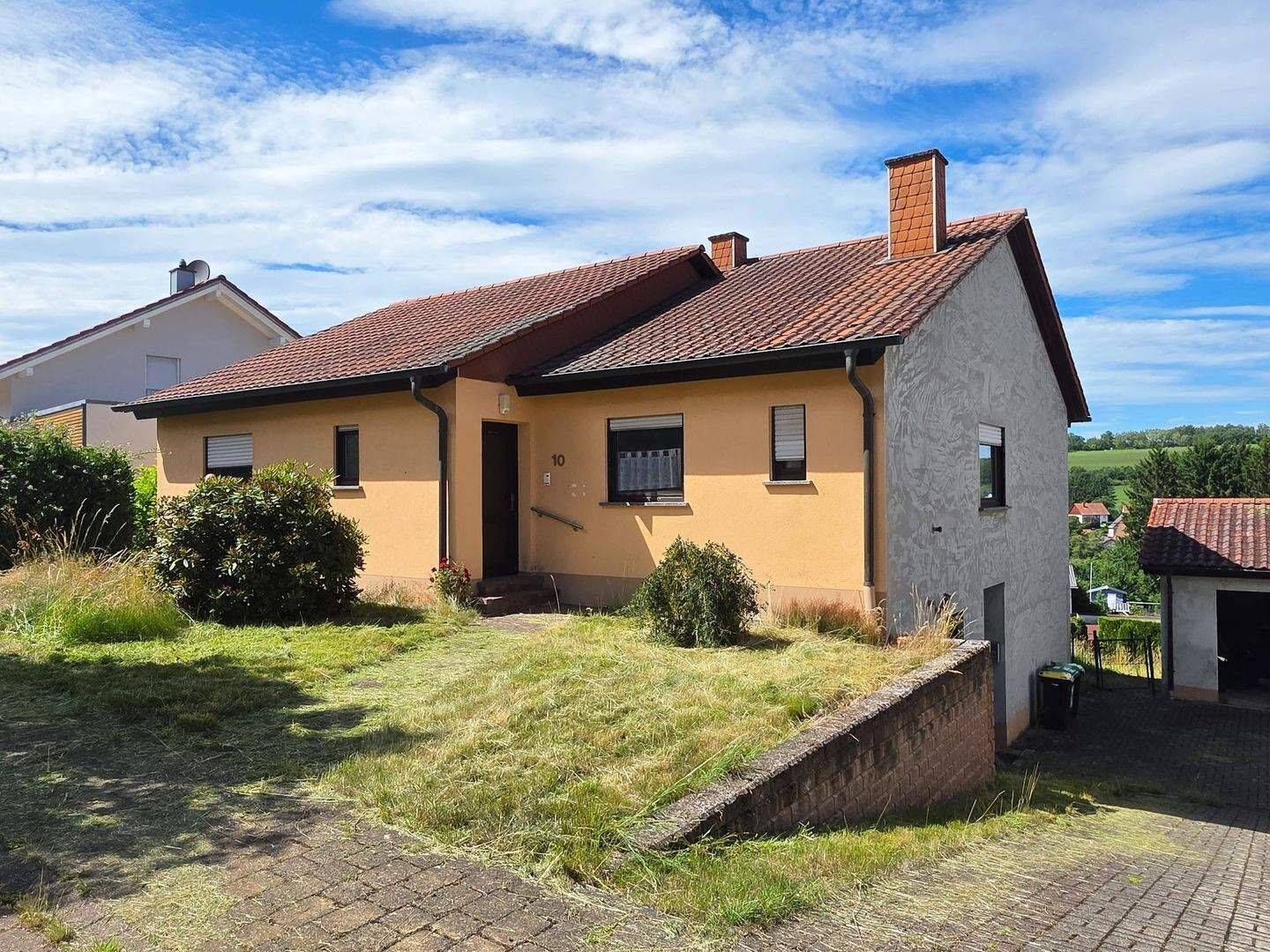 Bungalow mit 2 Wohneinheiten in ruhiger Wohnlage von Illingen-Welschbach, 66557 Illingen