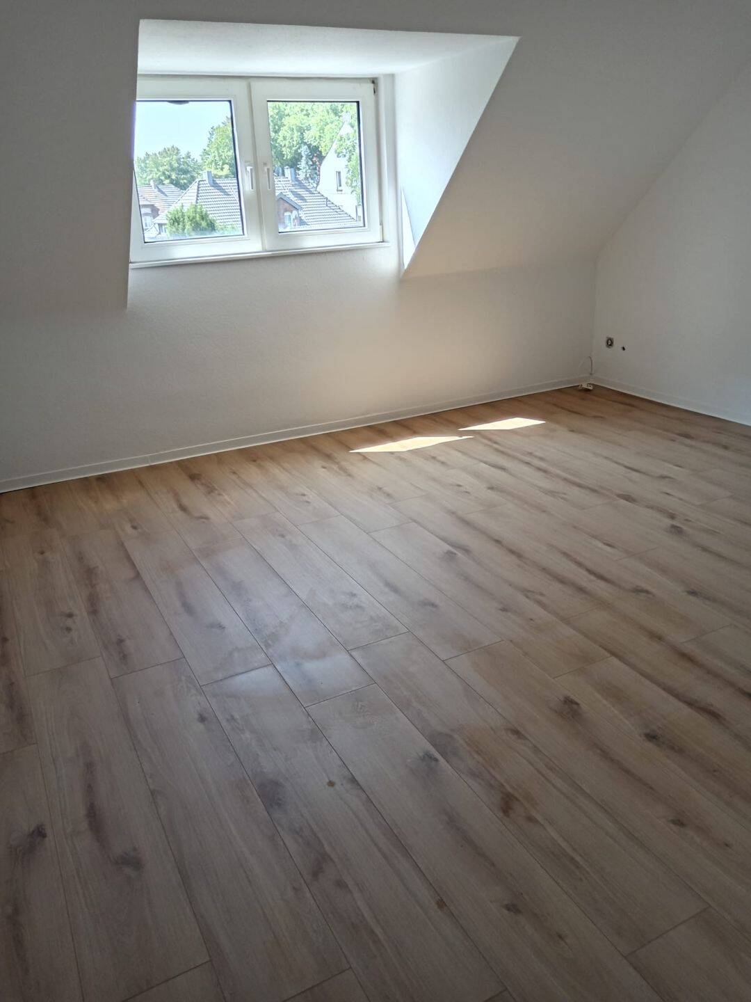 renovierte 2,5 Zimmer-Dachgeschoss-Wohnung, 47167 Duisburg (Marxloh Neumühl Obermarxloh Röttgersbach)