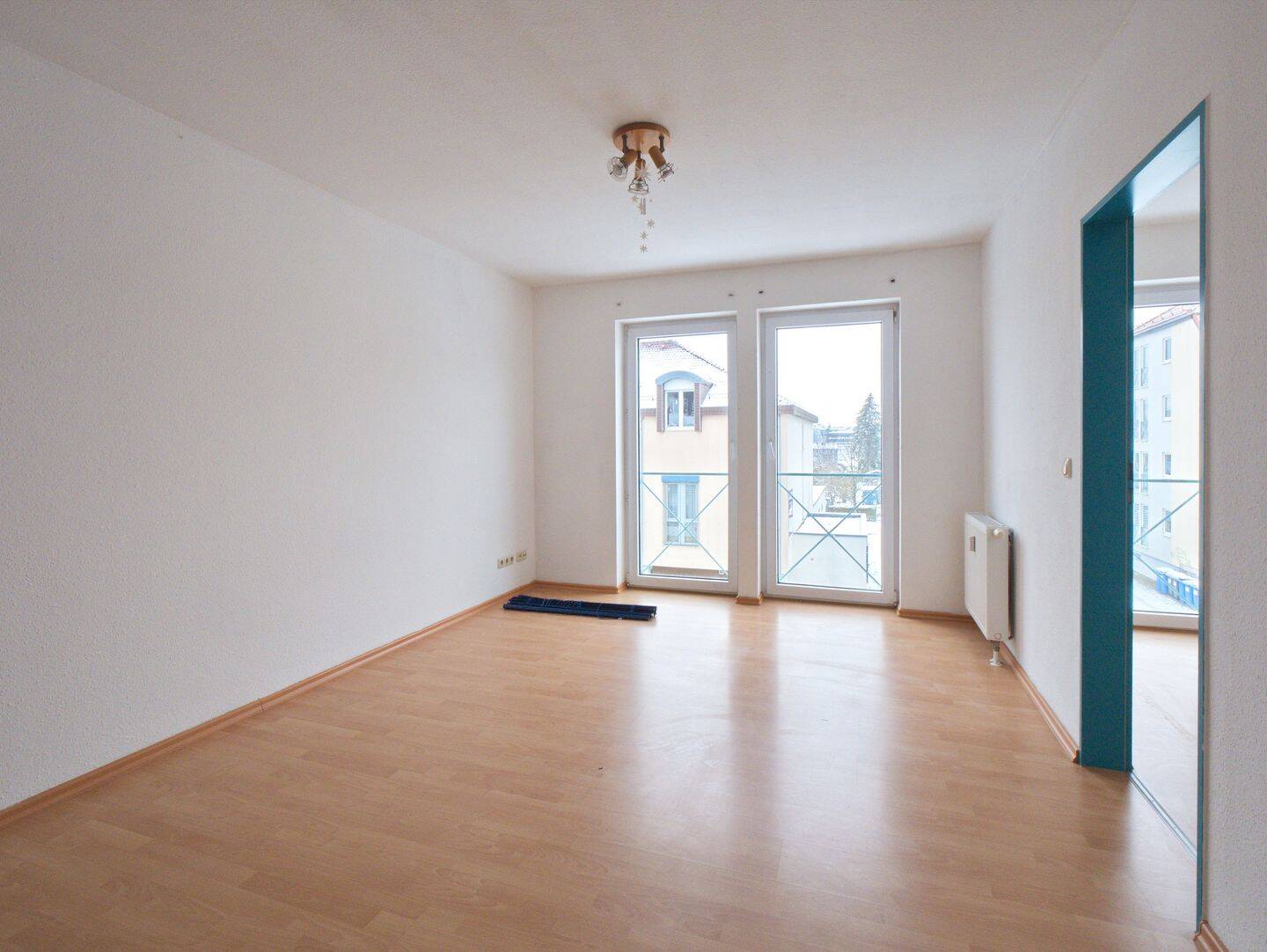 Laminat – offene Küche – EBK – Dusche – Abstellraum – Stellplatz – 2 Zimmer Wohnung Freiberg mieten, 9599 Freiberg