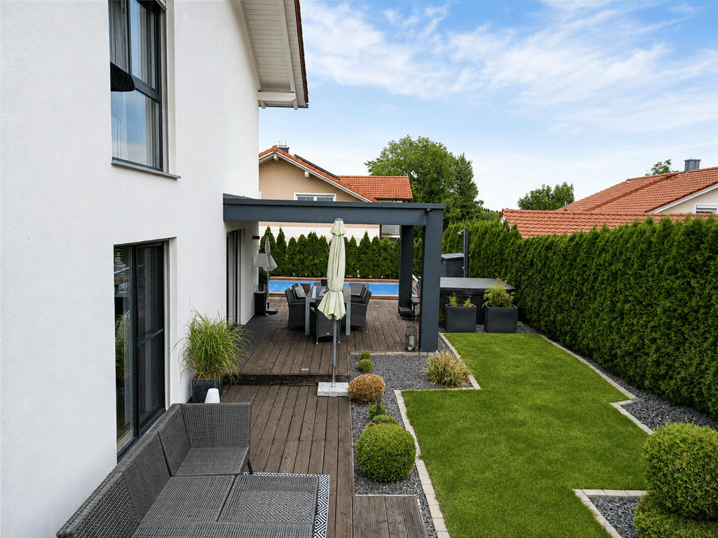 Exklusives Einfamilienhaus mit Pool-Landschaft, PV-Anlage, Galerie & Kamin, 94154 Neukirchen vorm Wald