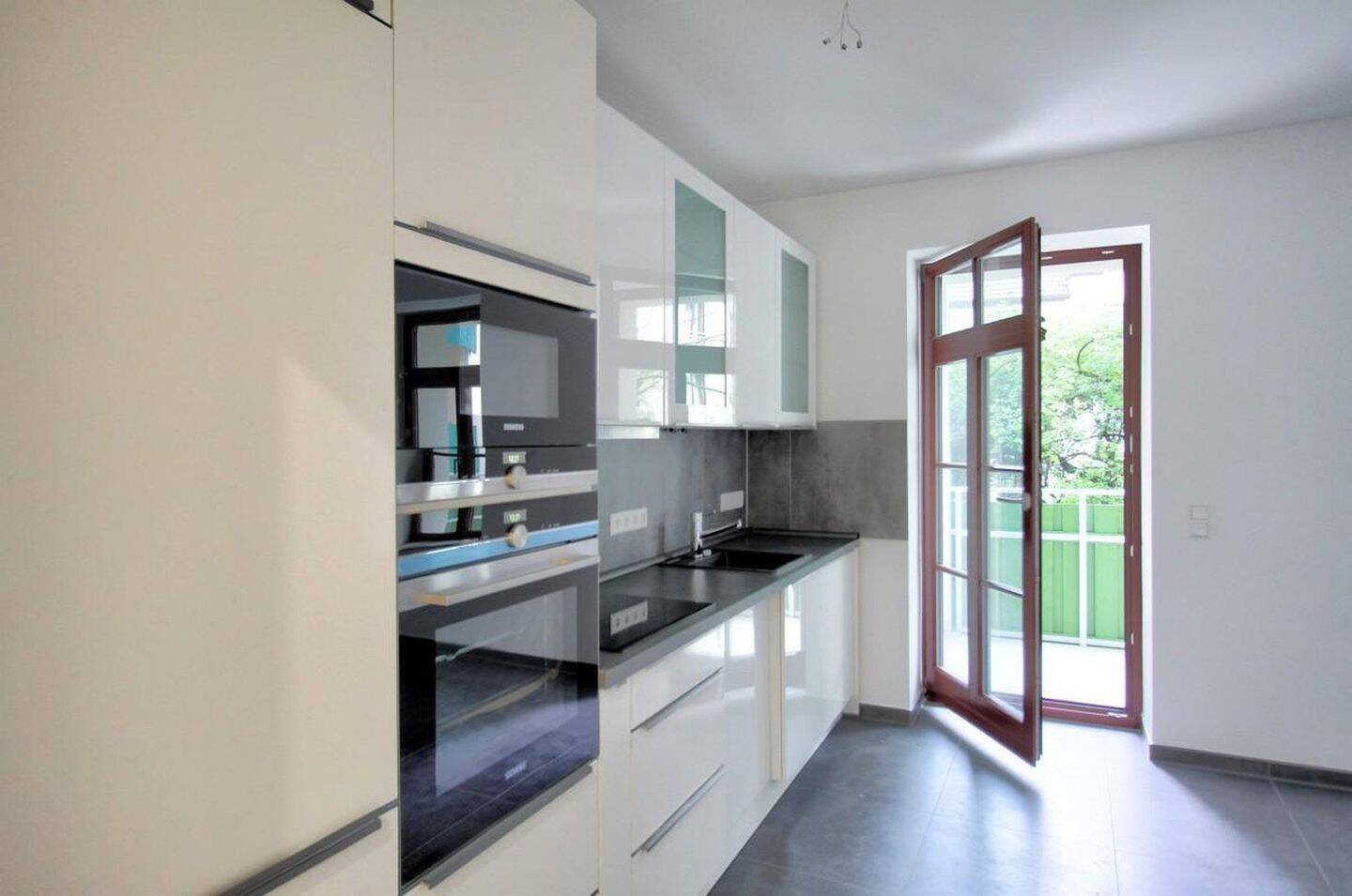 Zweitbezug: Exklusiv sanierte 2-Zimmer-Wohnung mit Luxus-Einbauküche und Balkon, 4299 Leipzig (Probstheida Stötteritz)