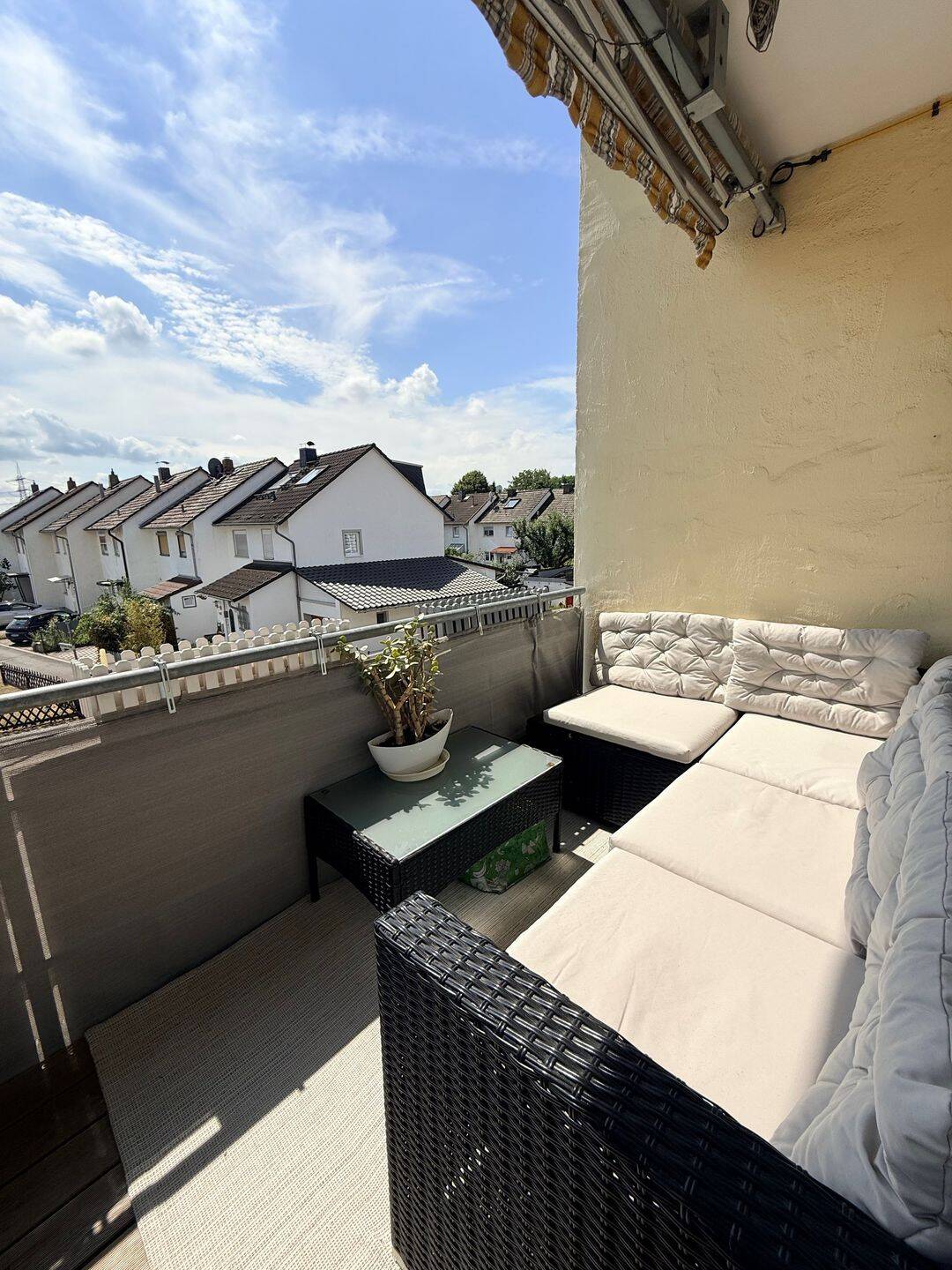Möblierte 3-Zimmer Wohnung mit Balkon, Einbauküche & Carport in Kriftel, 65830 Kriftel