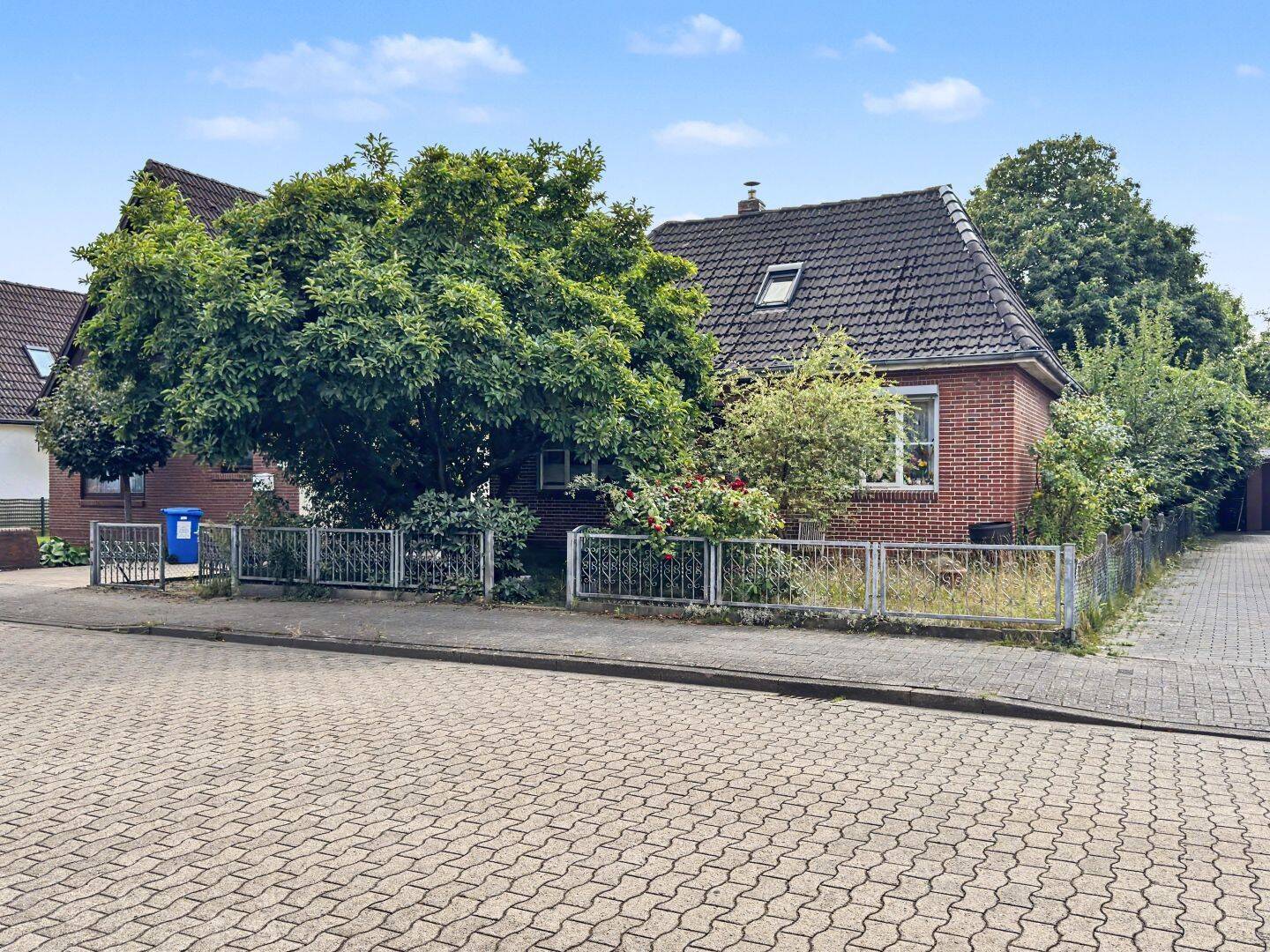 Sanierungsbedürftiges Einfamilienhaus in grüner Lage von Delmenhorst, 27749 Delmenhorst (Düsternort Mitte Schafkoven/Donneresch Stickgras/Annenriede)