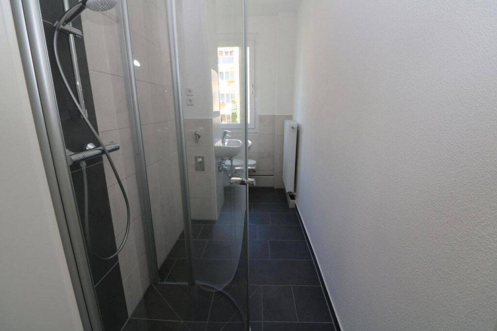 Erdgeschoss mit Frischekick: Duschen inklusive…2-RW mit ebenerdiger Dusche!!!, 9599 Freiberg