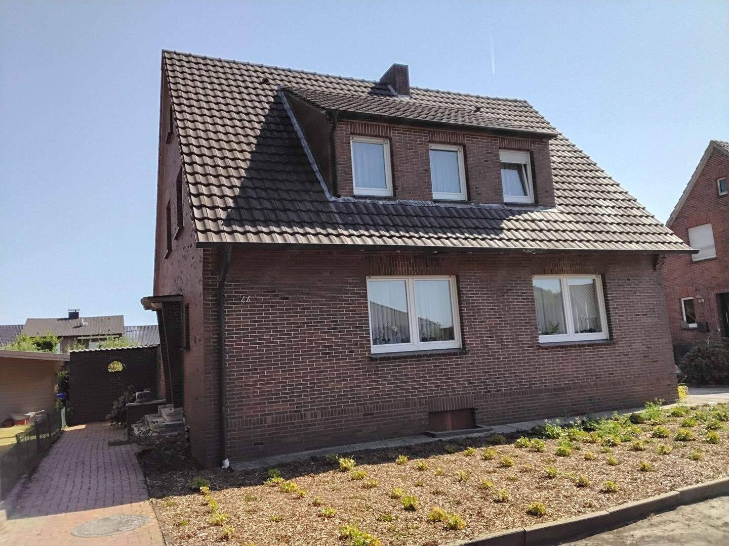 *** BÜSCHER IMMOBILIEN *** Freistehendes Einfamilienhaus mit großem Grundstück in Epe – viel Potenzial auch für Handwerker, 48599 Gronau (Westf.)