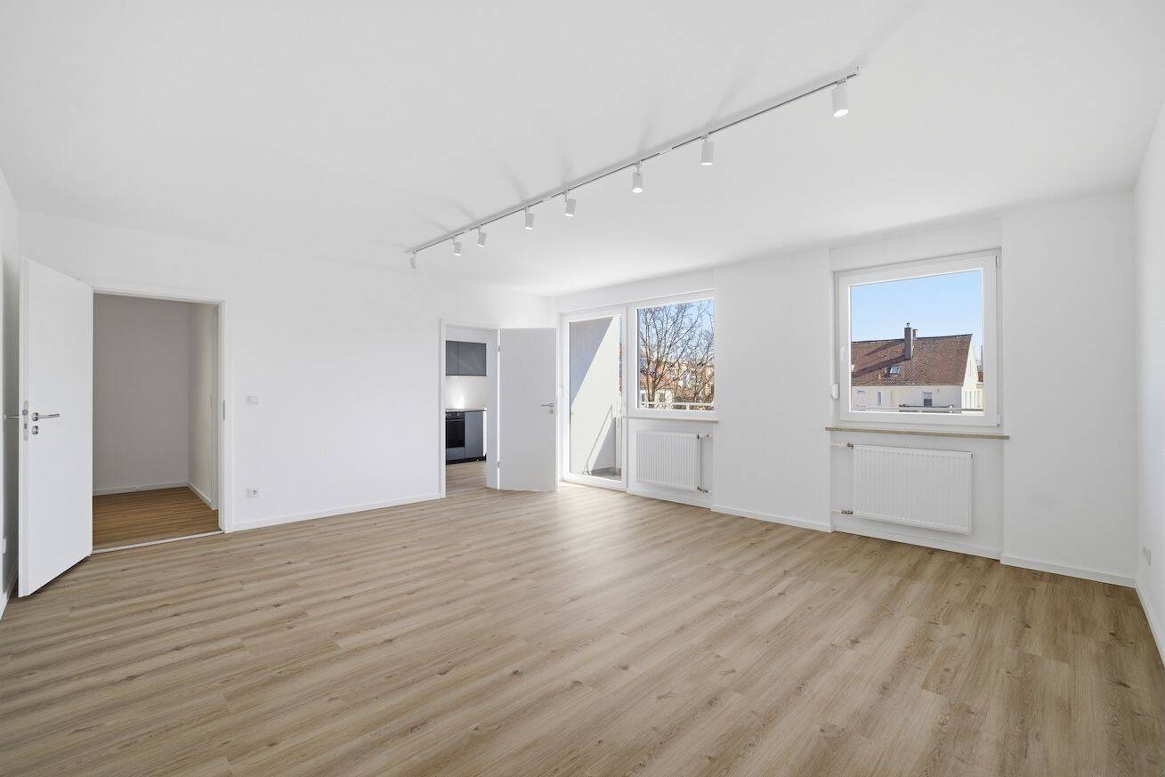 Erstbezug nach Sanierung – 1-ZKB mit Balkon, Einbauküche, Außenstellplatz und tollem Ausblick, 86157 Augsburg (Kriegshaber Pfersee)