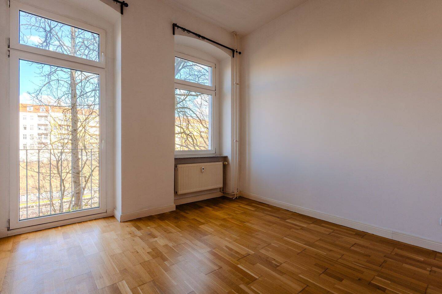 Provisionsfrei! Renovierte Altbauwohnung mit freiem Blick nahe dem Tempelhofer Feld., 12051 Berlin (Neukölln)