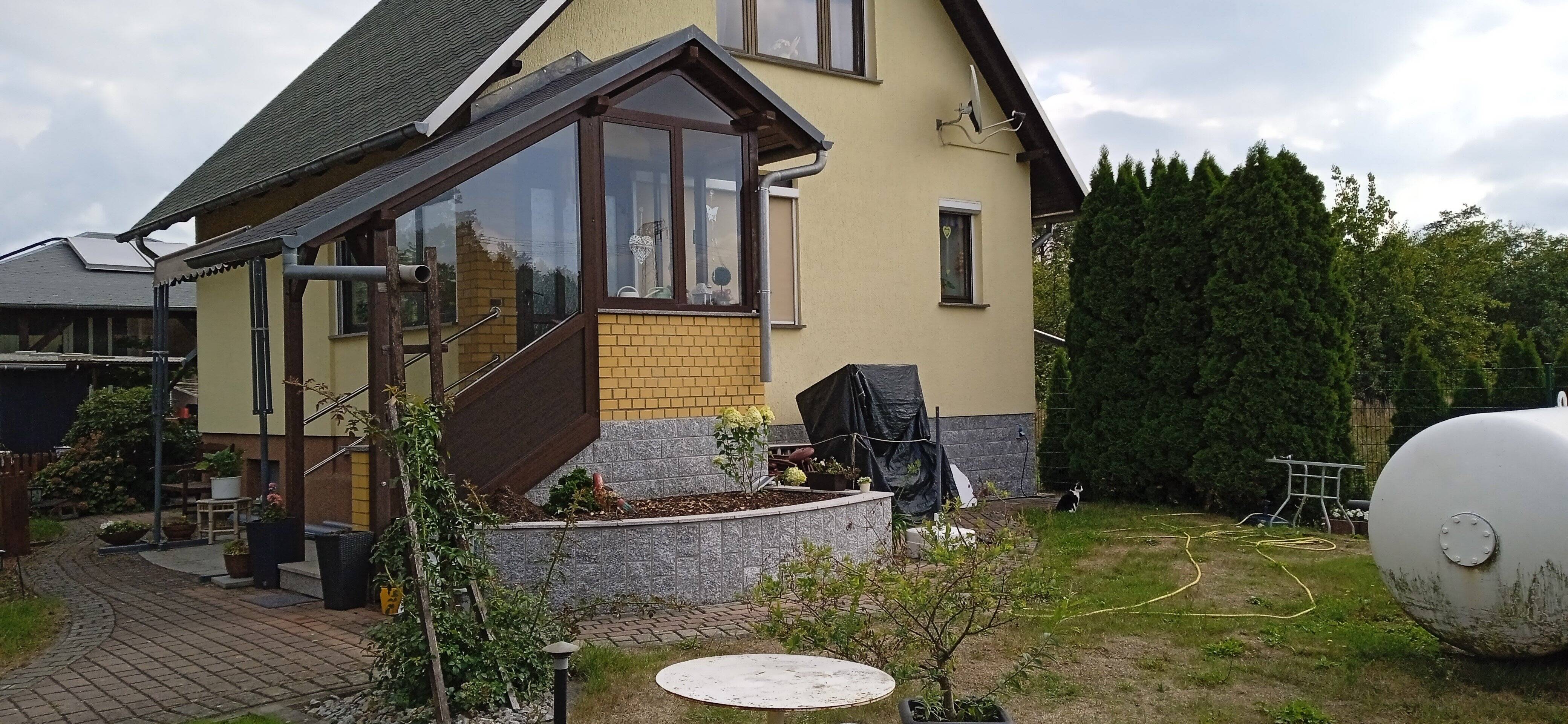 gemütliches Einfamilienhaus mit Nebengelassen und Garagen, 2979 Elsterheide
