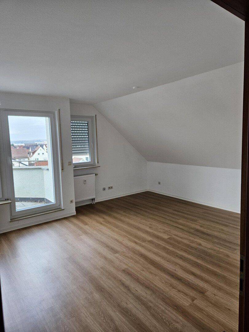 Neu renovierte DG-Wohnung zentr. Lage von Salach, 73084 Salach