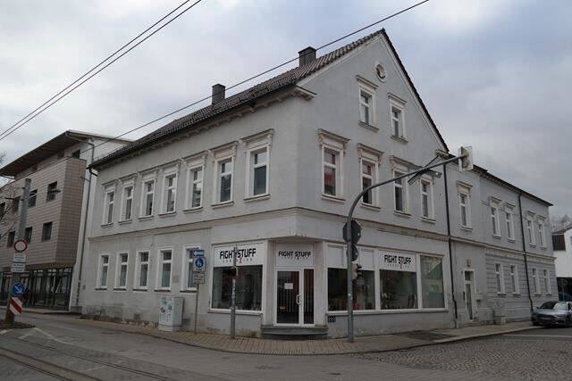 Großzügige WG 5-Zimmer mit Laminat, EBK, sep.WC und Wannenbad in zentraler Lage! SP mgl., 8056 Zwickau
