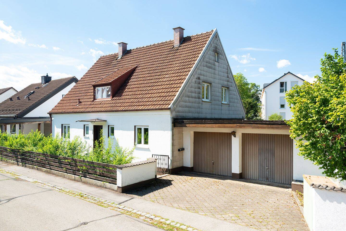 Sanierungsbedürftiges freistehendes Haus mit großem Garten und Doppelgarage, 85375 Neufahrn b. Freising