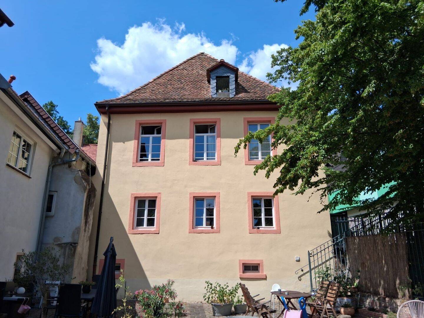 Helle 4-Zi.Kü.DuschBad mit 91 qm mit Freisitz im Innenhof, 67433 Neustadt an der Weinstraße (Haardt Lachen-Speyerdorf Neustadt-Stadt)