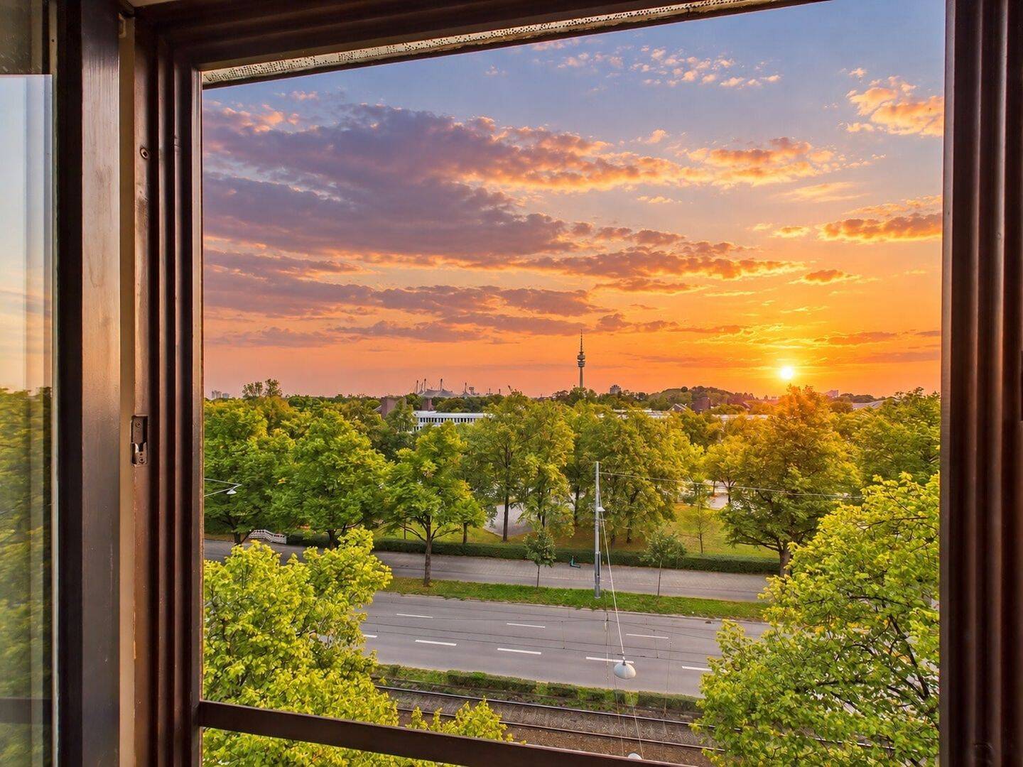 Lichtdurchflutete 3-Zimmer-Wohnung im 5. Obergeschoss mit Weitblick zum Olympiapark, 80637 München (Moosach Neuhausen-Nymphenburg)