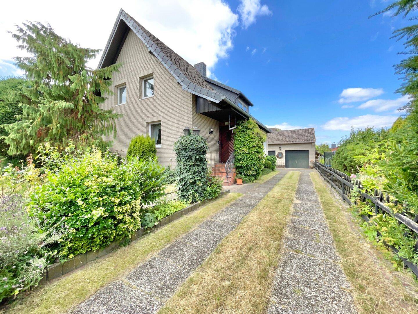 RUHIGES ZUHAUSE MIT POTENZIAL MIT LIEBEVOLLEM GARTEN AUF 2 EBENEN, 38176 Wendeburg