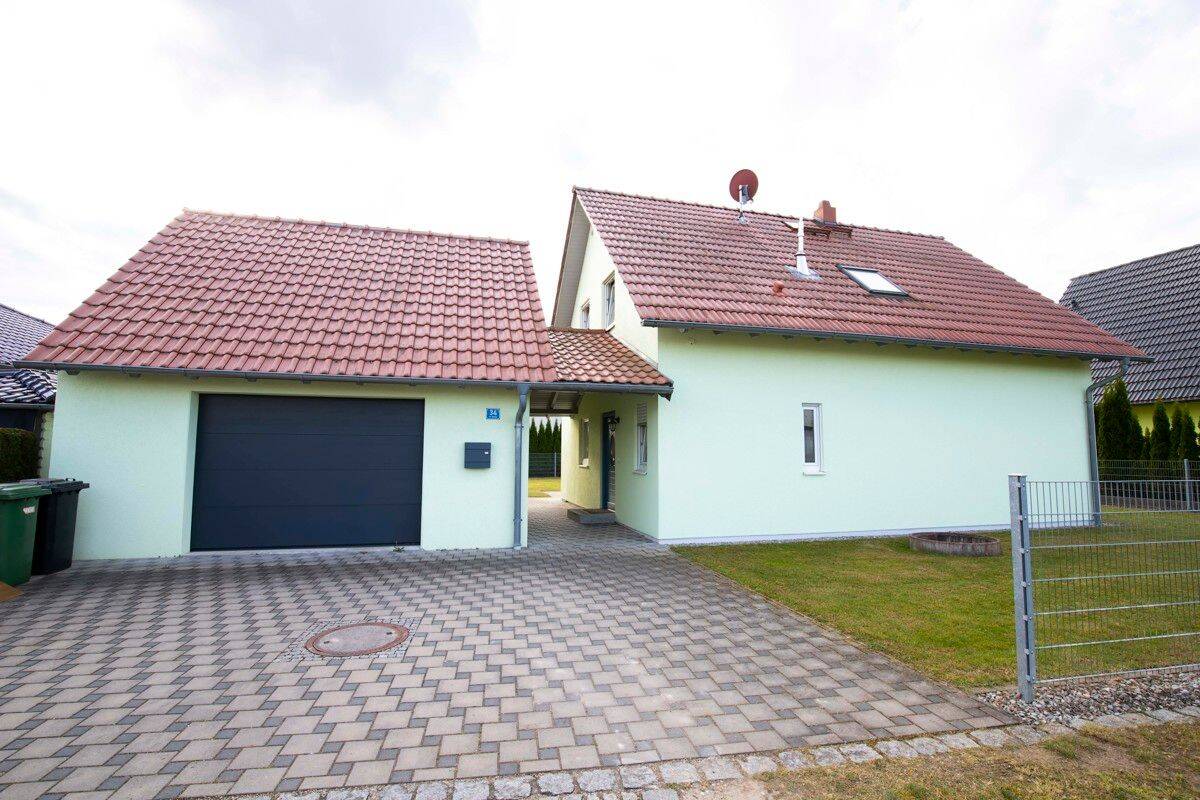 renoviertes Freistehendes Einfamilienhaus mit Garten und großer Garage in Pförring, 85104 Pförring