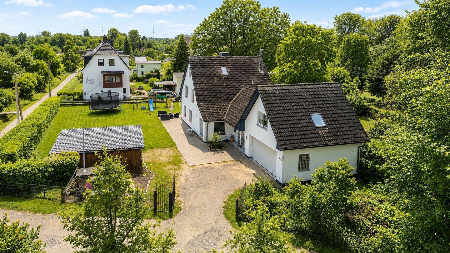 Großes Grundstück, viele Möglichkeiten: Einfamilienhaus mit Einliegerwohnung in Hamburg-Neuland, 21079 Hamburg (Harburg)