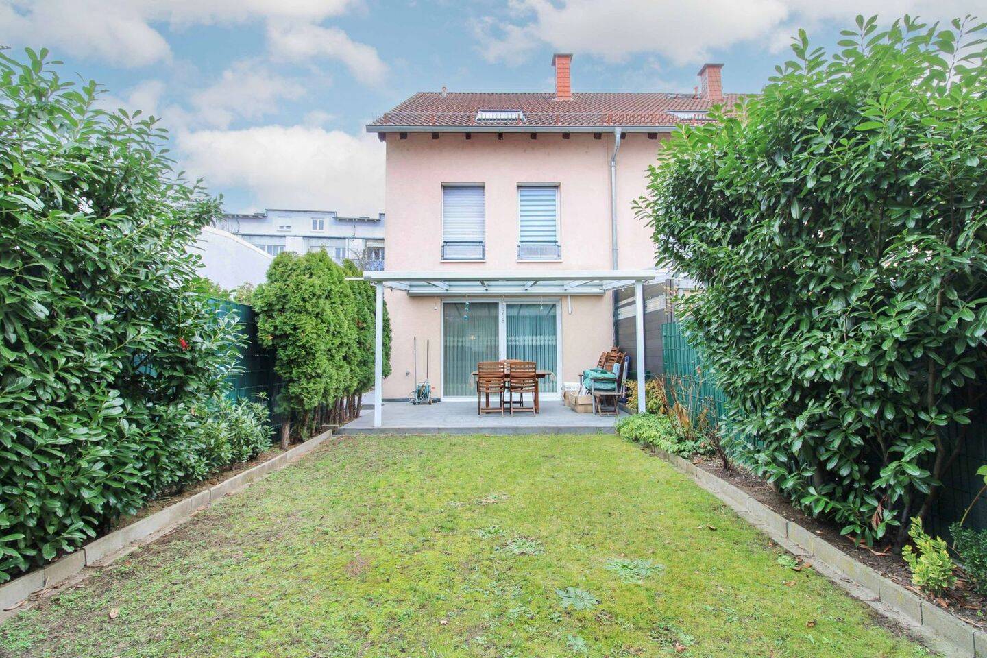 Modernes REH mit Garten, hochwertiger Ausstattung & viel Platz in Frankfurt-Schwanheim, 60529 Frankfurt am Main (Schwanheim)