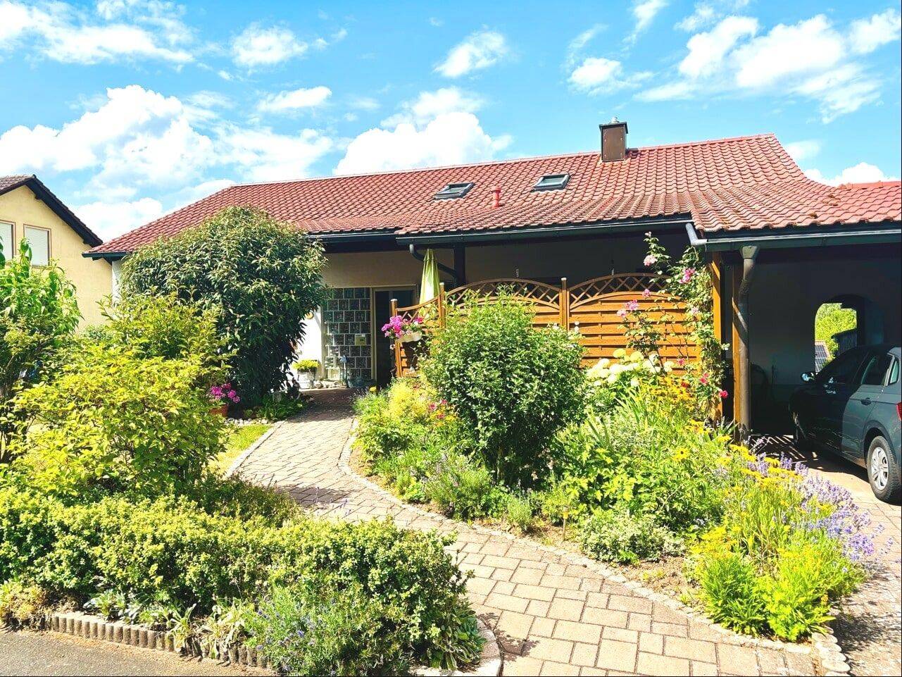 Einfach schön hier zu wohnen… familienfreundliches Haus mit Garage, Carport und großem Garten, Grund 1.100m², Wfl. 125m²!, 97483 Eltmann